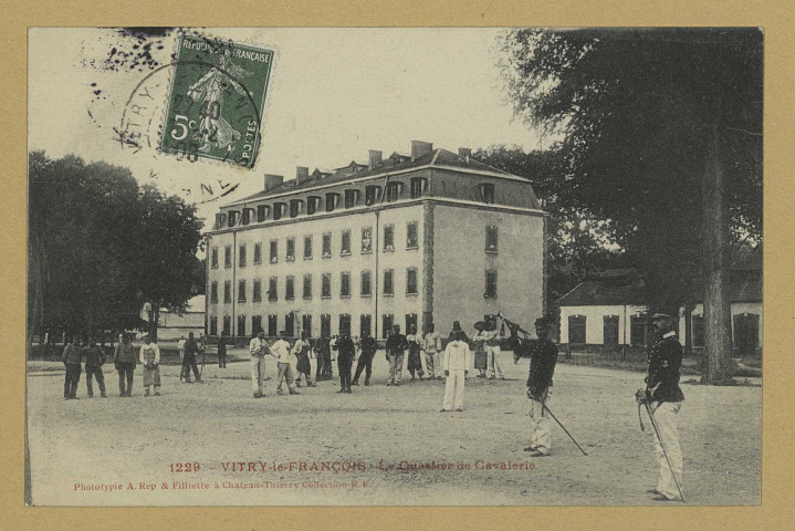 VITRY-LE-FRANÇOIS. 1229. Le Quartier de Cavalerie. (02 - Château-Thierry A. Rep. et Filliette). [vers 1908]  Collection R. F 