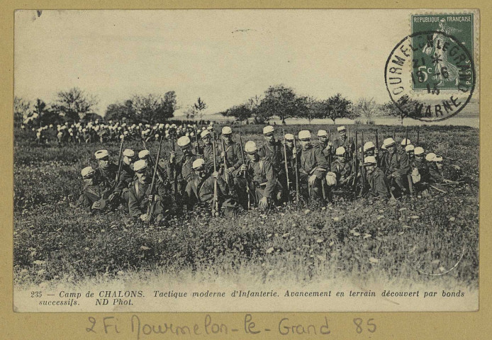 MOURMELON-LE-GRAND. -235-Camp de Châlons. Tactique moderne d'Infanterie. Avancement en terrain découvert par bonds successifs / N. D., photographe.