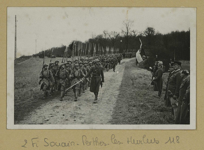 SOUAIN-PERTHES-LÈS-HURLUS. [Navarin. Prise d'armes défilé de soldats à pieds] / De Vliegher, photographe à Châlons-sur-Marne.