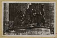 CHÂLONS-EN-CHAMPAGNE. 116- La Relève, détail du monument aux morts (Hardelay, arch. ; Gaston Broquet, sculpt.).
Paris""Real-Photo"" C. A. P.Sans date