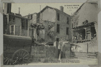 CHÂLONS-EN-CHAMPAGNE. La Guerre 1914-18. 822- Châlons-sur-Marne. Place du Marché-Couvert. Châlons-sur-Marne. Place of the Close Market.
ParisL. C. H.1914-1918
