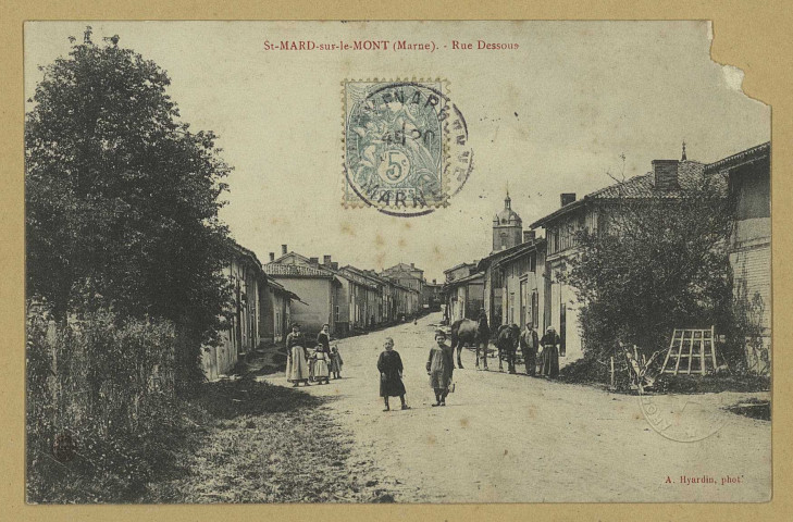 SAINT-MARD-SUR-LE-MONT. Rue Dessous / A. Hyardin, photographe.
(54 - Nancyimprimeries Réunies).[vers 1906]
