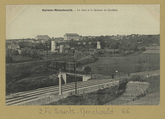 SAINTE-MENEHOULD. La Gare et le Quartier de Cavalerie / Oberlaender, photographe à Sainte Menehould. ([S.l.] Imp. E. Moisson). [avant 1914] 