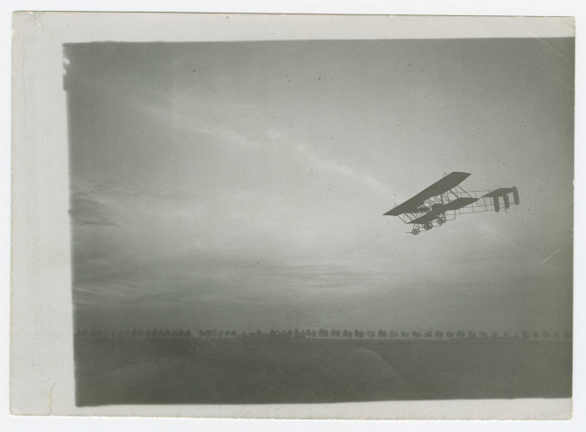 Le biplan Maurice Farman à plans décalés en vol / M. Rol, 13.10.1911