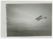 Le biplan Maurice Farman à plans décalés en vol / M. Rol, 13.10.1911