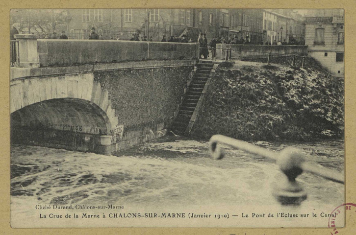 CHÂLONS-EN-CHAMPAGNE. La crue de la Marne à Châlons-sur-Marne (janvier 1910). Le pont de l'écluse sur le canal.