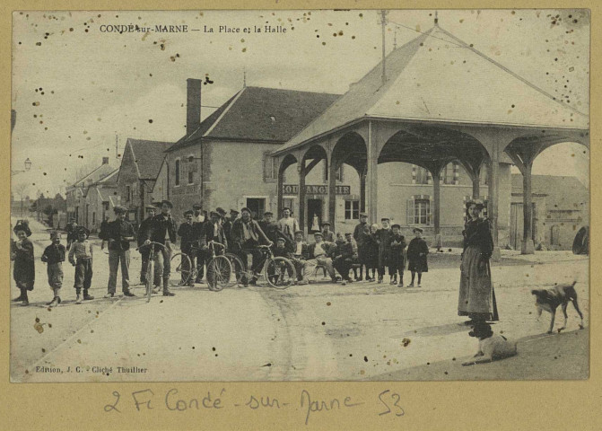 CONDÉ-SUR-MARNE. La Place et la Halle / Thuillier, photographe à Reims.
Édition J. C.[vers 1914]