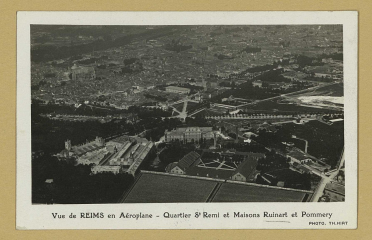 REIMS. Vue de Reims en aéroplane. Quartier St Remi et Maisons Ruinart et Pommery / Th. Hirt, phot. (1927).