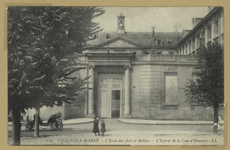 CHÂLONS-EN-CHAMPAGNE. 55- L'École Nationale des Arts-et-Métiers. L'entrée de la cour d'honneur.
L. L.Sans date