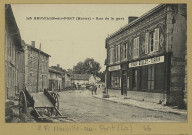 NEUVILLE-AU-PONT (LA). Rue de la Gare / Combier, photographe à Mâcon.
Édition BureauEts. Goulet - Turpin.[vers 1920]