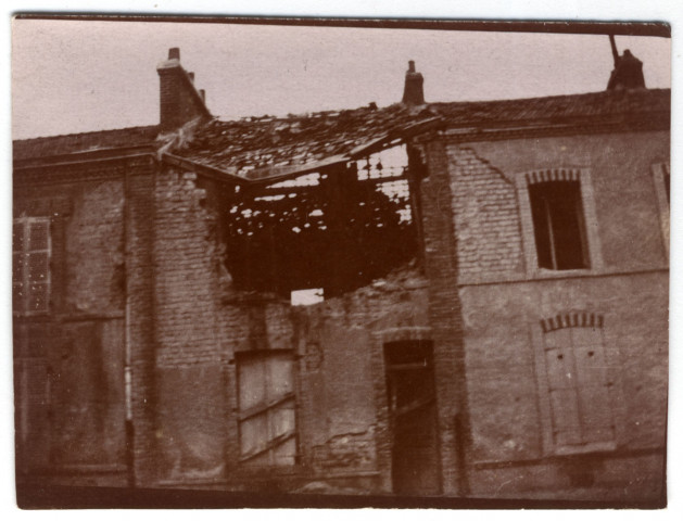 Reims. Maison bombardée sur la route de Louvois près Sainte-Clotilde.