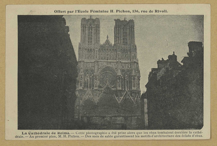 REIMS. La Cathédrale de cette photographie a été prise alors que les obus tombaient derrière la cathédrale. Au premier plan, M.H. Pichon. Des sacs de sable garantissent les motifs d'architecture des éclats d'obus - Offert par l'École Féminine H. Pichon, 136, rue de Rivoli.