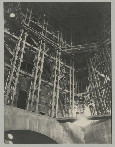 REIMS. Cathédrale de Reims. Charpente de la croisée du transept.