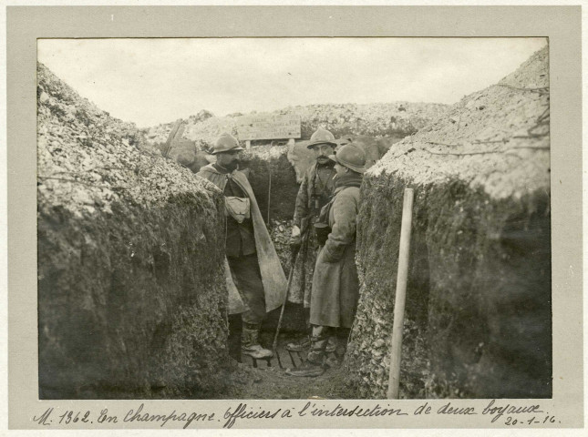 En Champagne. Officiers à l'intersection de deux boyaux, 20 janvier 1916.