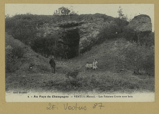 VERTUS. 4-Au Pays du champagne. Vertus (Marne). Les falaises ; grotte sous-bois.
Château-ThierryÉdition J. BourgogneÉdition Doublet.[vers 1925]