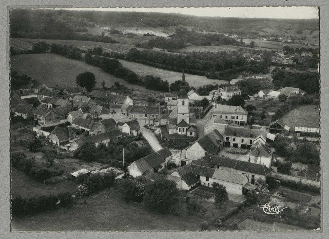 SERMIERS. 311-51 A - Vue panoramique aérienne. Le centre, l'église.
(71 - Mâconimp. Combier CIM).1966