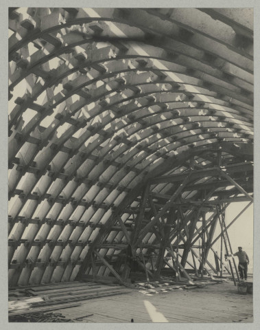 REIMS. Basilique Saint-Remi. Charpente de la nef.