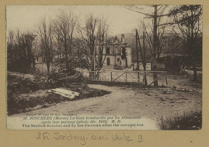 JONCHERY-SUR-VESLE. -21. La Gare bombardée par les Allemands après leur passage. The station bombarded by the german after the occupation / Marcel Deboy, photographe à Bordeaux.