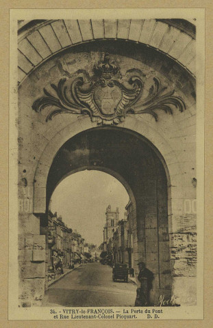 VITRY-LE-FRANÇOIS. 34. La Porte du Pont et rue du lieutenant-colonel Picquart.
(Imp. Daniel DelboyMirecourt).Sans date