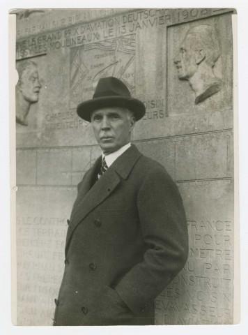 Henry Farman devant le monument commémorant son exploit (1er circuit aérien fermé d'1km, le 13 janvier 1908 à Issy-les-Moulineaux sur biplan conçu et construit par les frères Charles et Gabriel Voisin)