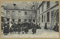 ÉPERNAY. Le collège de Jeunes Filles-X-La Cour des classes secondaires / E. Choque, photographe à Épernay.
EpernayE. Choque (51 - EpernayE. Choque).[vers 1902]