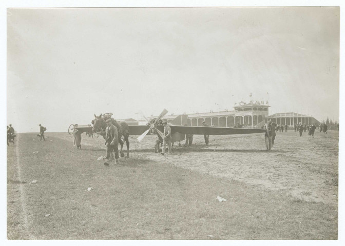 Le monoplan REP de Guffroy enlisé dans la boue est tiré par un cheval. Reims, 1909. / M. Branger