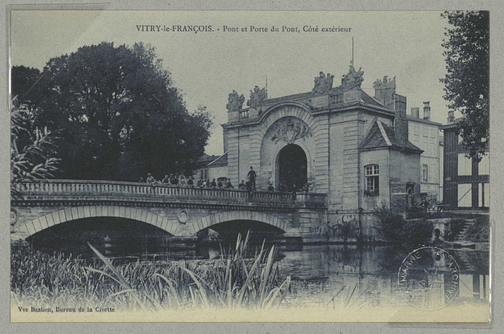 VITRY-LE-FRANÇOIS. Pont et Porte du Pont, Côté extérieur. [Imp. Ed.] Vve Bastien Bureau de la Civette. Bleutée. Sans date 