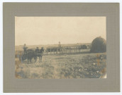 Famille de Blanche Royer, émigrée à Edmonton au Canada. Un homme sur une exploitation agricole (chevaux, meule de foin)