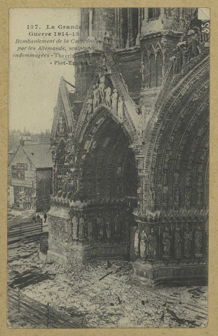 REIMS. 137. La Grande Guerre 1914-15. Bombardement de la Cathédrale par les Allemands, sculptures endommagées. The crim of / Phot-Express .