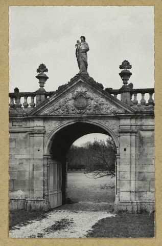 TROIS-FONTAINES-L'ABBAYE. Abbaye N. D. de Trois-Fontaine/51. La porte de la cour d'honneur / H. Knech, photographe à Saint-Dizier.