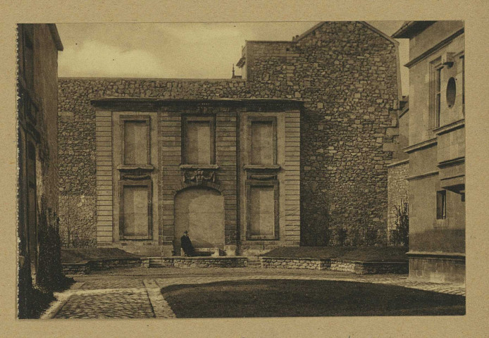REIMS. 5. Hôtel le Vergeur. Grande cour et façade du n° 5 de la rue de Sedan.
(51 - Reimsphototypie J. Bienaimé).Sans date