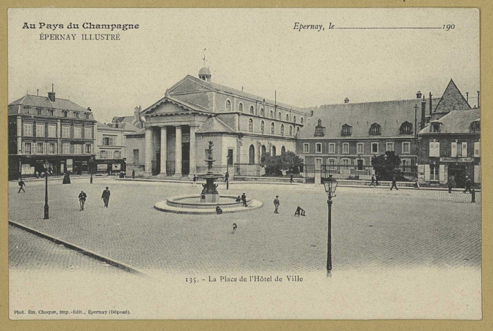 ÉPERNAY. Au pays du Champagne. Épernay illustré-135-La place de l'Hôtel de Ville / E. Choque, photographe à Épernay. Epernay E. Choque (51 - Epernay E. Choque). [vers 1900] 