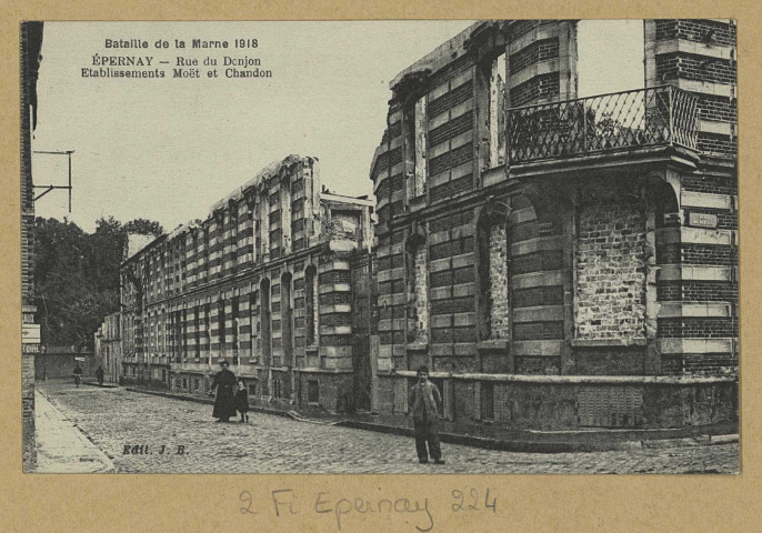 ÉPERNAY. Bataille de la Marne 1918-Épernay-Rue du Donjon-Etablissements Moët et Chandon.
Château-ThierryÉdition J.B.éd. Bourgogne Frères.[vers 1918]