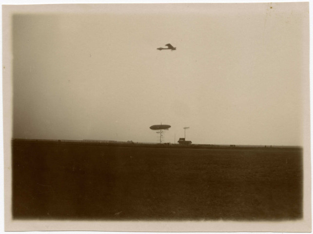 L'aviateur Hubert Latham, le colonel Renard, le Zodiac 111, août 1909