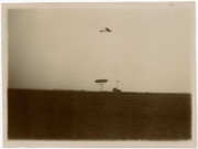 L'aviateur Hubert Latham, le colonel Renard, le Zodiac 111, août 1909