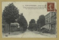 VITRY-LE-FRANÇOIS. 41. Avenue de la gare. Vitry-le-François, autrefois Vitry-en-Perthois, fut détruite en 1544, par Charles-Quint et reconstruite par François Ier qui voulut qu'on l'appelât Vitry-le-François.
(75 - Parisimp. E. Le Deley).[vers 1918]