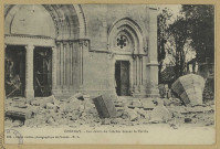 ÉPERNAY. Les débris du clocher devant le porche / Section photographique de l'armée, photographe.N.G
