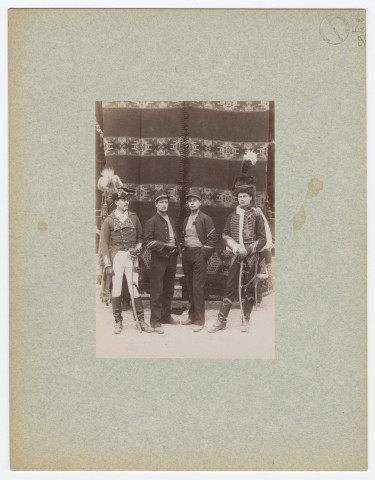 CHÂLONS-EN-CHAMPAGNE. École nationale supérieure des arts et métiers. Groupe d'étudiants en uniforme.