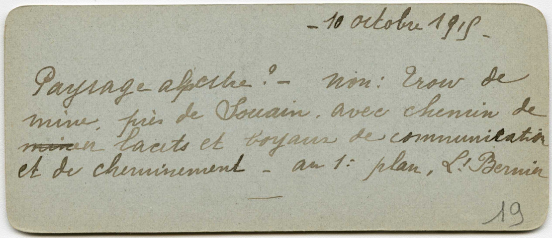 Trou de mine près de Souain avec chemin en lacet et boyaux de communication et de cheminement, au premier plan lieutenant Bernier, 10 octobre 1915.