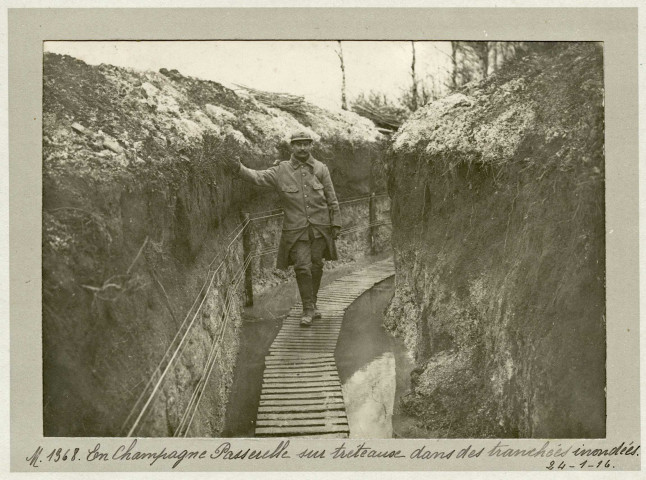 En Champagne. Passerelle sur tréteaux dans des tranchées inondées, 24 janvier 1916 .