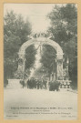 REIMS. Visite du président de la république à Reims (19 octobre 1913). Avenue de Châlons. Arc de triomphe représentant le commerce des vins de champagne.[Sans lieu] : Thuillier