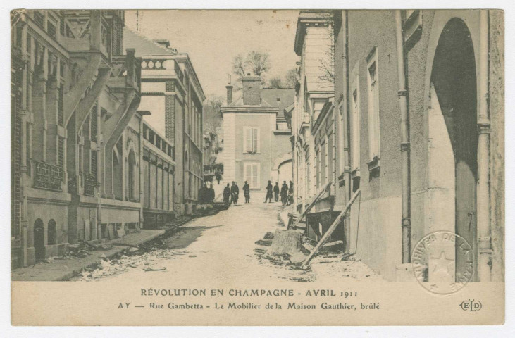AY. Révolution en Champagne avril 1911. AY- Rue Gambetta. Le mobilier de la maison Gauthier, brulé. ELD