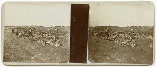 Champ de bataille de Champagne entre Souain et Saint-Hilaire-le-Grand. Soldats français occupés à trier les objets abandonnés par les Allemands à l'attaque du 25 septembre, 10 octobre 1915.