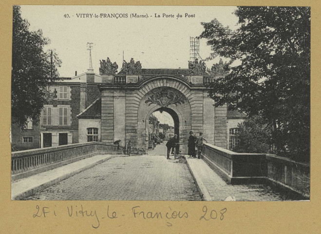 VITRY-LE-FRANÇOIS. -40. La Porte du Pont.
Château-ThierryBourgogne Frères.Sans date