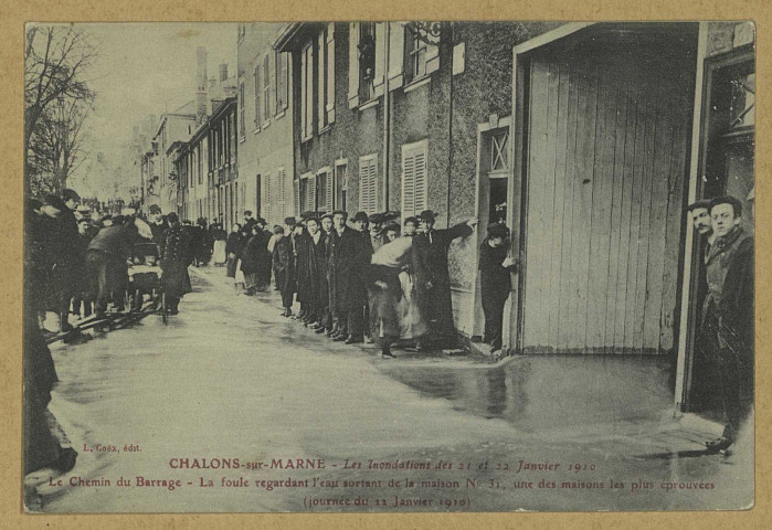 CHÂLONS-EN-CHAMPAGNE. Les inondations des 21 et 22 janvier 1910 . Le chemin du Barrage- La foule regardant l'eau sortant de la maison N° 31, une des maisons les plus éprouvées (journée du 22 janvier 1910). L. Coëx. 1910 