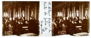 M. Wilson signe le traité de paix de Versailles.
