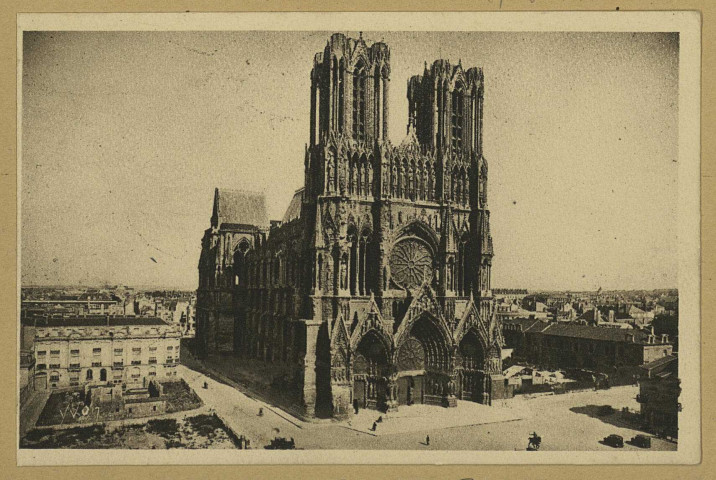 REIMS. 2. La Douce France - La Cathédrale Notre-Dame.
ParisLes Éditions d'Art Yvon.Sans date
