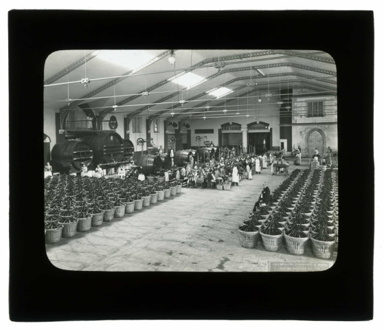 Les caves Pommery à Reims. Le tirage ou mise en bouteilles / Fs Rothier