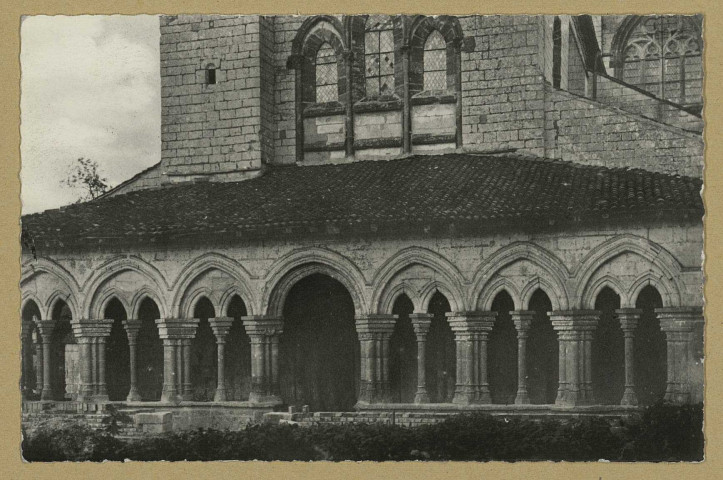 SAINT-AMAND-SUR-FION. Le porche de l'Église XIIIe-XVe, portail du XIIe / Poyet, photographe à Épernay.