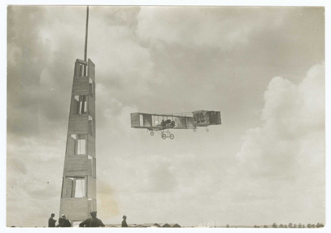 Paulhan sur Voisin vire au pylône / M. Branger